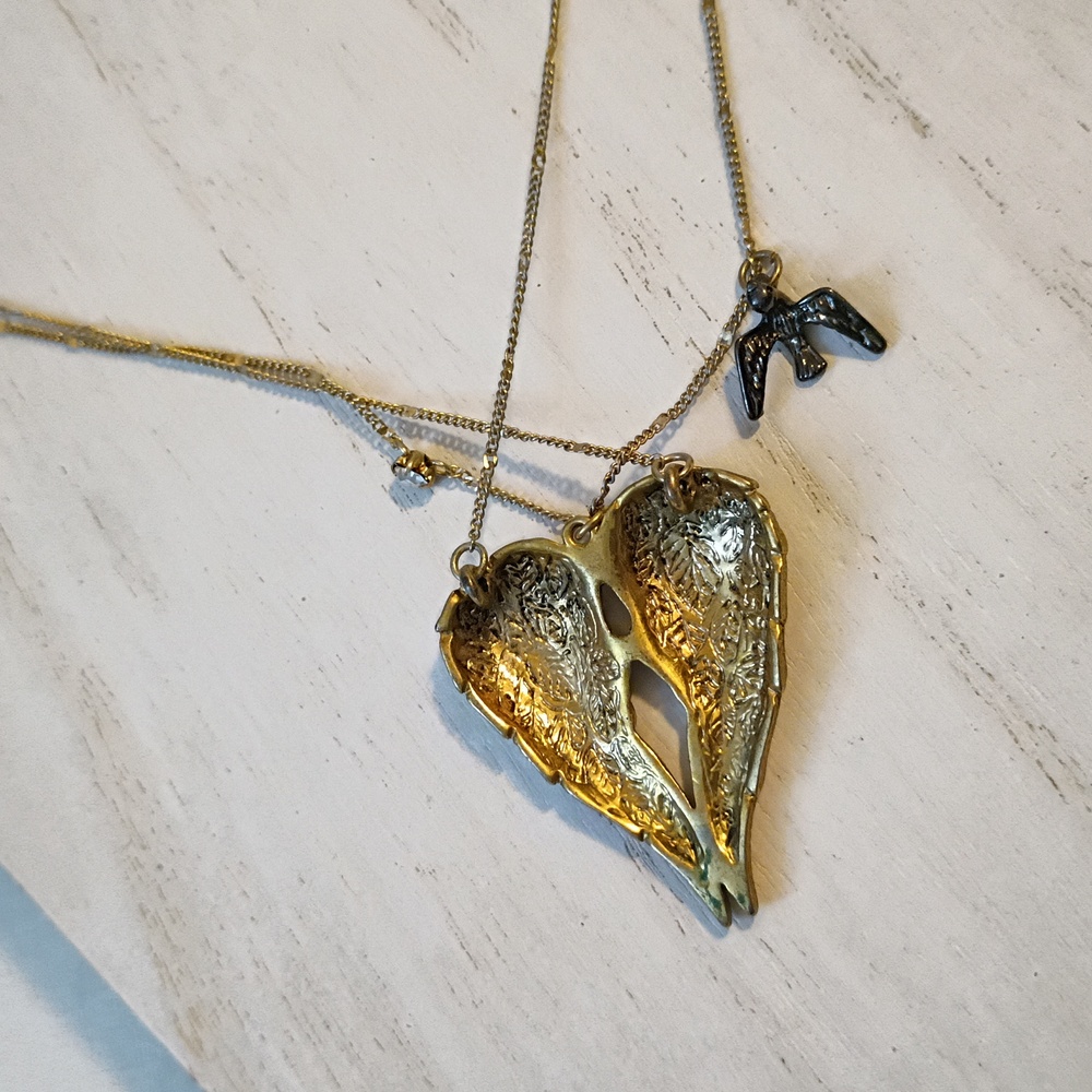 Betsey Johnson Angel Wing necklace - Picture 6 of 6